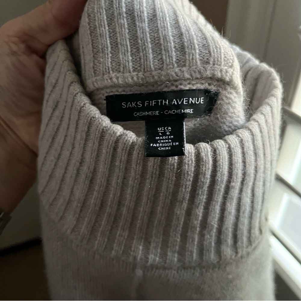 Saks Fifth Avenue 100% Cashmere Sweater Womens Large Gray Neural Quiet Luxury - Picture 16 of 16